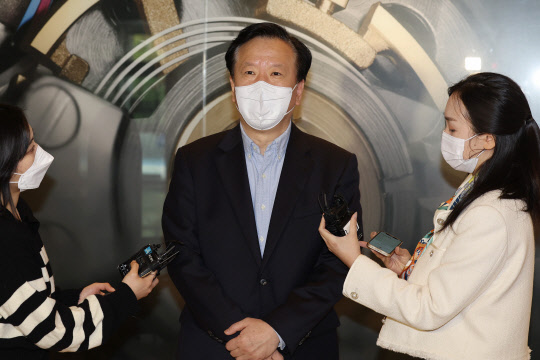 정호영 보건복지부 장관 후보자가 21일 오전 서울 서대문구 국민연금공단 충정로 사옥에 마련된 국회 인사청문회 준비 사무실로 출근하며 취재진 질문에 답하고 있다. <연합뉴스>